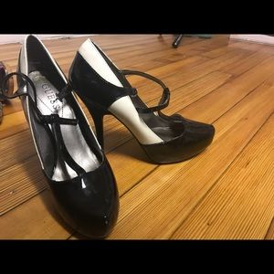 Guess patent leather pumps